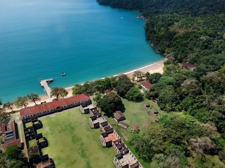 Ilha Anchieta: além de lindas praias, a Ilha Anchieta oferece uma experiência cheia de história e natureza.