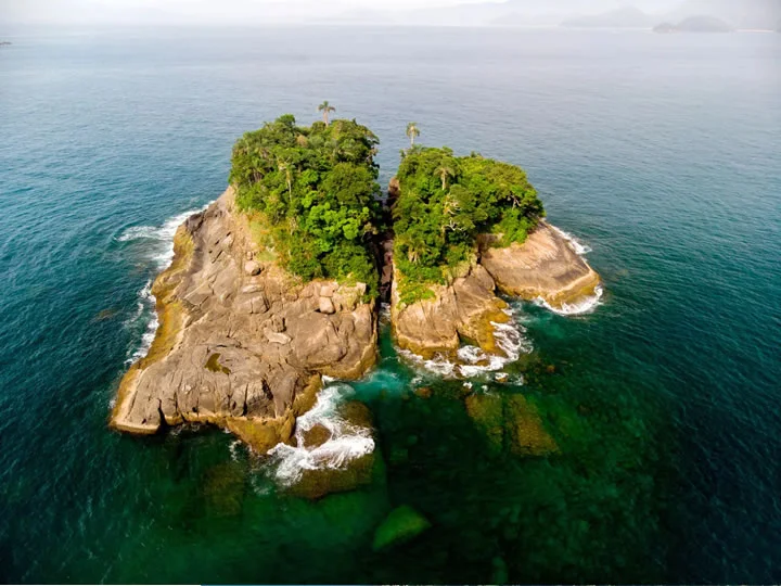 Ilha da Selinha: um dos visuais mais únicos de Ubatuba, com uma divisão natural que a torna fascinante.