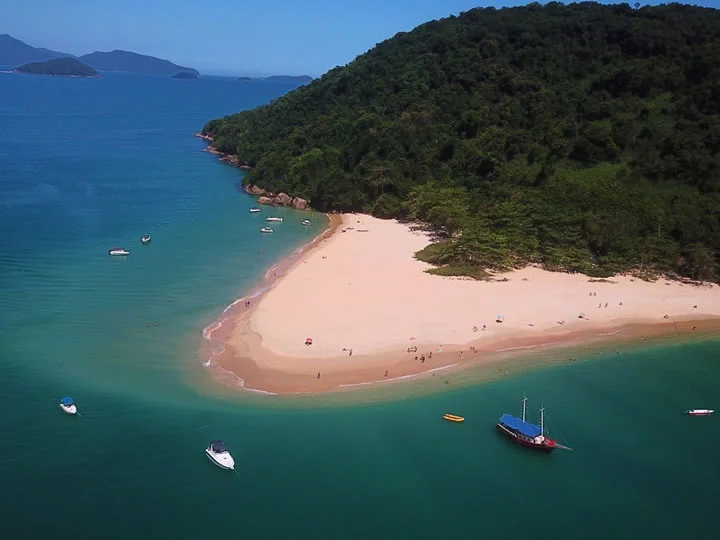 Ilha do Prumirim: essa ilha é um refúgio selvagem e tranquilo, ideal para quem busca paz e beleza natural.