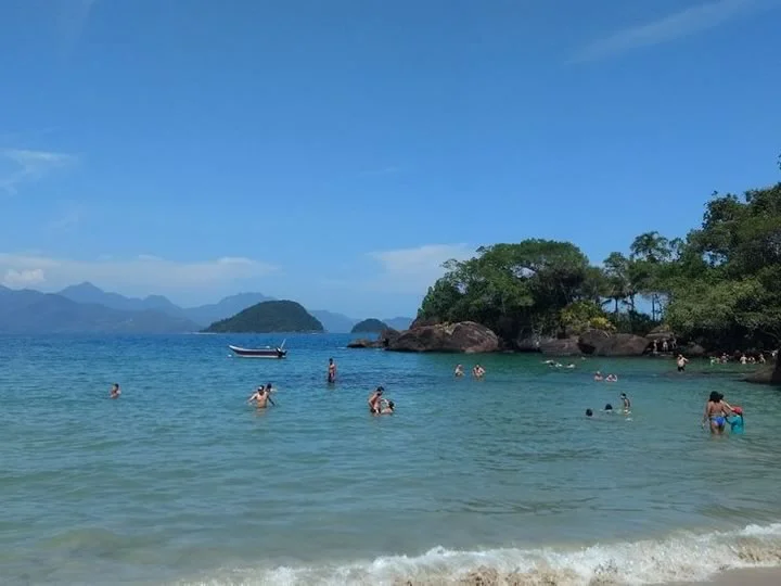 Canto direito da Praia do Félix: uma piscina natural ideal para famílias com crianças.