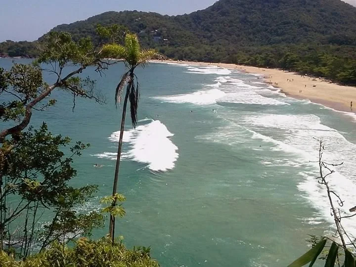 Vista da Praia do Félix: uma praia excelente para passar o dia com a família ou praticar esportes como SUP, surf.