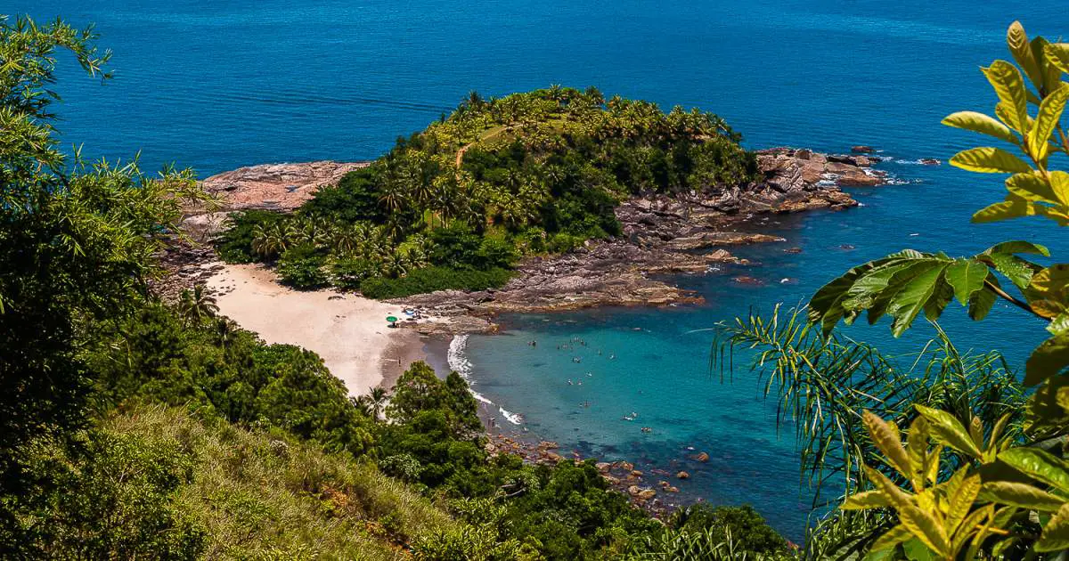 Imagem de capa: São Sebastião esconde praia paradisíaca com cachoeira, trilha e mirante no mesmo lugar.